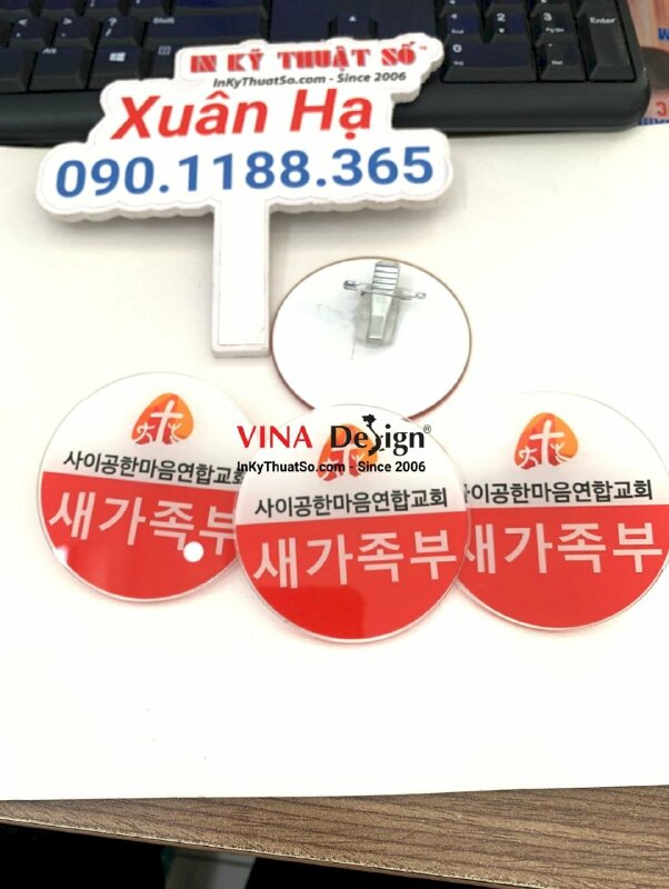 In thẻ tên Mica tròn đường kính 7cm, gắn ghim cài, kẹp gài áo - INKTS1308