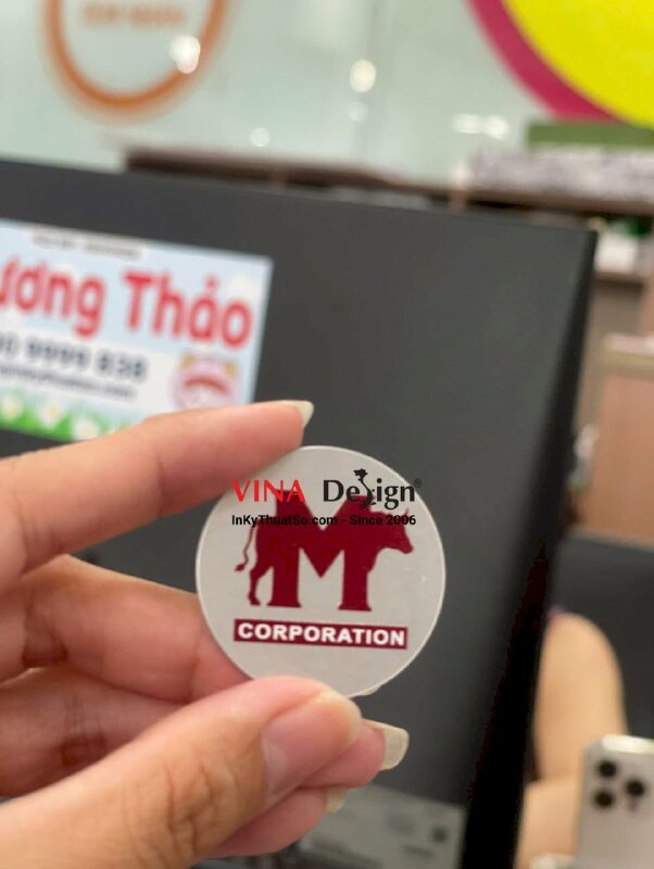 Làm huy hiệu tròn inox xước in UV lót trắng theo file in, gắn nam châm mặt sau - INKTS3614