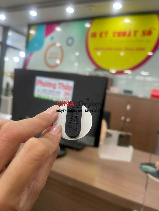 Làm huy hiệu tròn inox xước in UV lót trắng theo file in, gắn nam châm mặt sau - INKTS3614