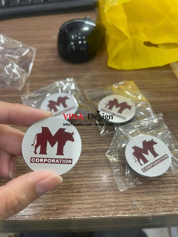 Làm huy hiệu tròn inox xước in UV lót trắng theo file in, gắn nam châm mặt sau - INKTS3614