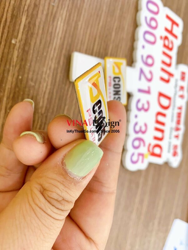 Làm logo công ty cài áo bảng tên nhựa đổ keo, mặt sau nam châm hít - INKTS582
