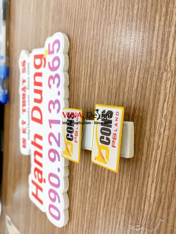 Làm logo công ty cài áo bảng tên nhựa đổ keo, mặt sau nam châm hít - INKTS582