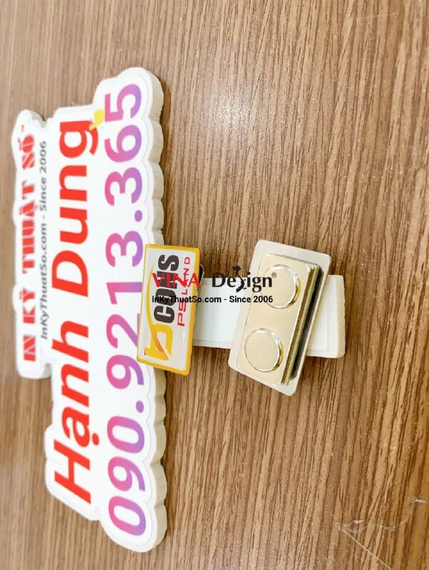 Làm logo công ty cài áo bảng tên nhựa đổ keo, mặt sau nam châm hít - INKTS582