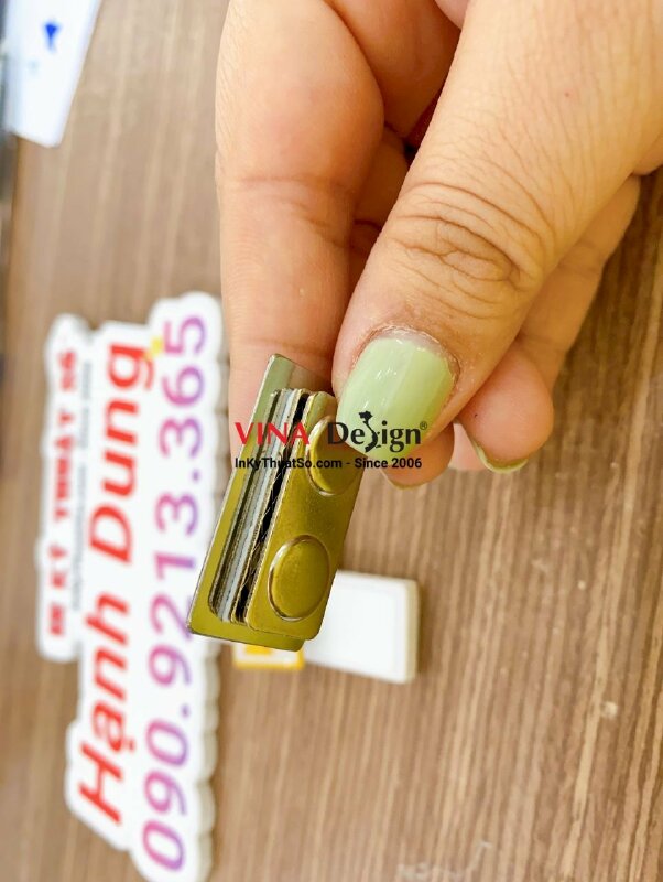Làm logo công ty cài áo bảng tên nhựa đổ keo, mặt sau nam châm hít - INKTS582