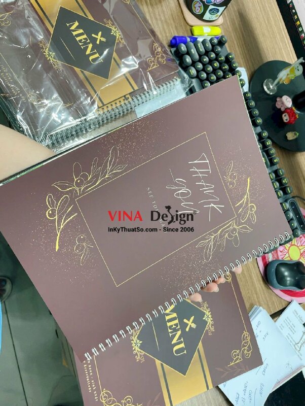 Làm menu nhựa mỏng in laser đóng gáy lò xo, menu quán ăn gia đình, nhà hàng tiệc - INKTS2853