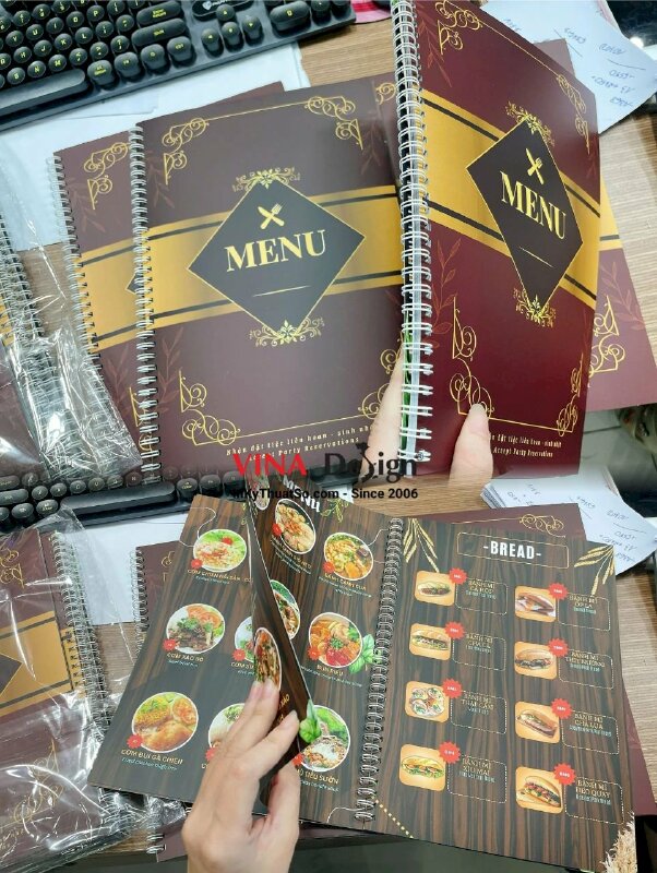Làm menu nhựa mỏng in laser đóng gáy lò xo, menu quán ăn gia đình, nhà hàng tiệc - INKTS2853