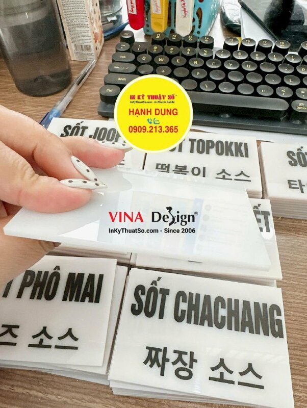 Làm thẻ Mica bảng tên các loại sốt Hàn Quốc gắn quầy gia vị - INKTS3658