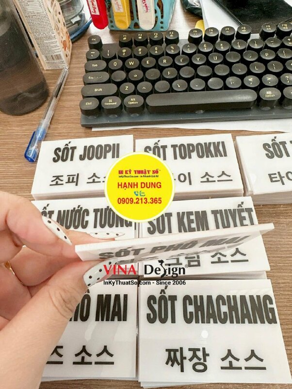 Làm thẻ Mica bảng tên các loại sốt Hàn Quốc gắn quầy gia vị - INKTS3658