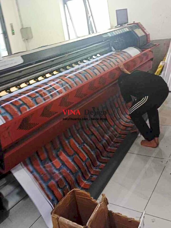 In backdrop tường nền gạch đỏ, in bạt hiflex đế xám (bạt 2 da) khổ lớn mực dầu - INKTS2273