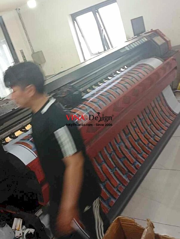 In backdrop tường nền gạch đỏ, in bạt hiflex đế xám (bạt 2 da) khổ lớn mực dầu - INKTS2273