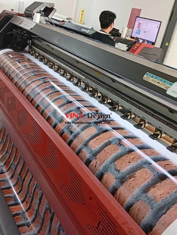 In backdrop tường nền gạch đỏ, in bạt hiflex đế xám (bạt 2 da) khổ lớn mực dầu - INKTS2273