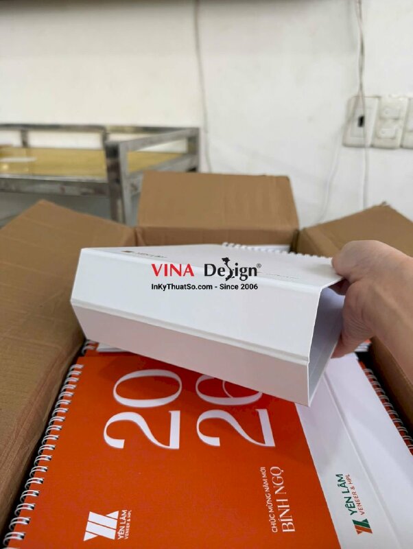 In lịch bàn chữ A 18cm x 18cm in 200 cuốn giấy mỹ thuật Constellation Snow Tela Fine EE/08 280gsm - INKTS2766