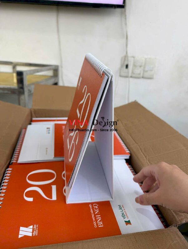 In lịch bàn chữ A 18cm x 18cm in 200 cuốn giấy mỹ thuật Constellation Snow Tela Fine EE/08 280gsm - INKTS2766