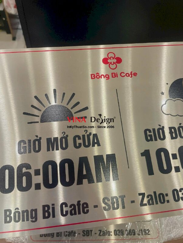 In biển báo thông tin thời gian hoạt động quán Cafe, inox xước màu bạc in UV ăn mòn nội dung - INKTS2221