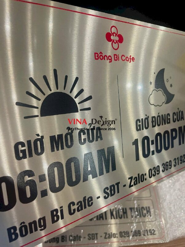 In biển báo thông tin thời gian hoạt động quán Cafe, inox xước màu bạc in UV ăn mòn nội dung - INKTS2221
