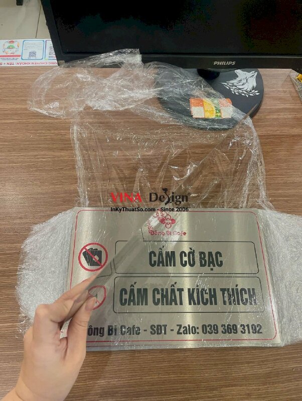 In biển báo thông tin thời gian hoạt động quán Cafe, inox xước màu bạc in UV ăn mòn nội dung - INKTS2221
