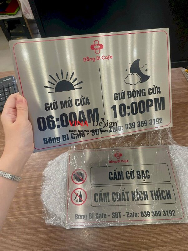 In biển báo thông tin thời gian hoạt động quán Cafe, inox xước màu bạc in UV ăn mòn nội dung - INKTS2221