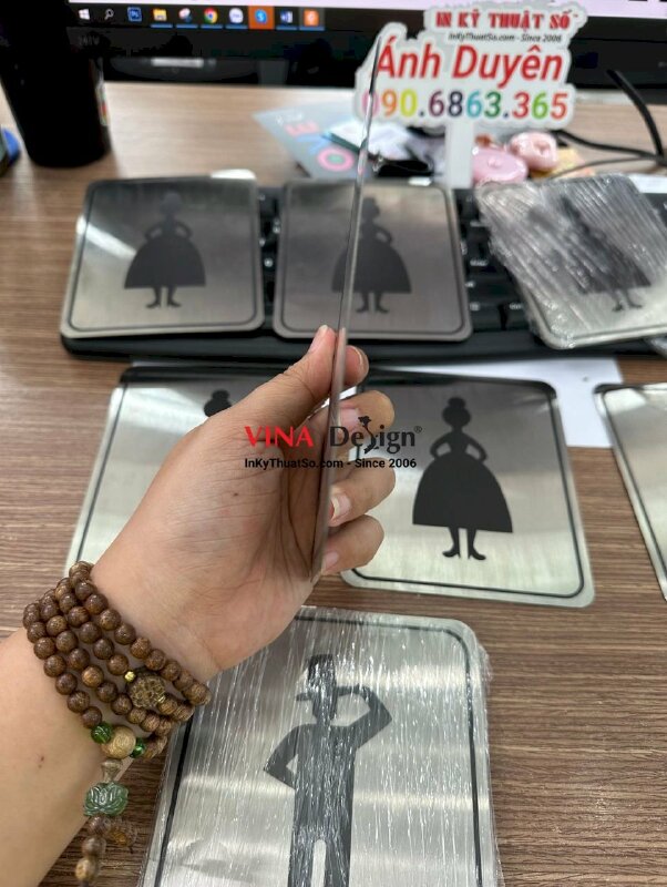 In biển WC inox xước in UV 1 mặt treo toilet nam nữ - INKTS533