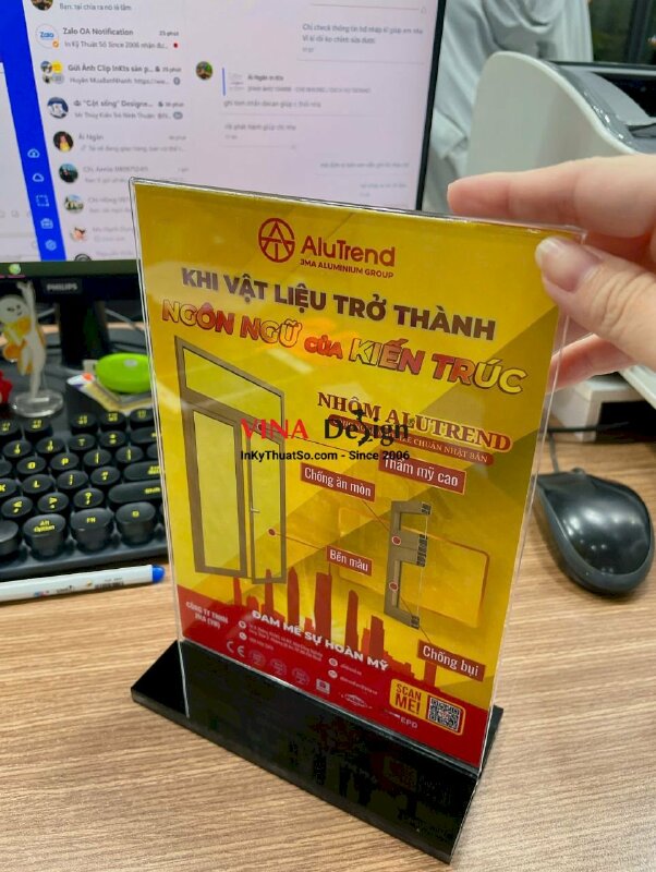 In bộ standee Mica để bàn khổ A5, gồm 1 tờ rơi thông tin Scan Me in 2 mặt, 1 chân đế Mica trong - INKTS2375