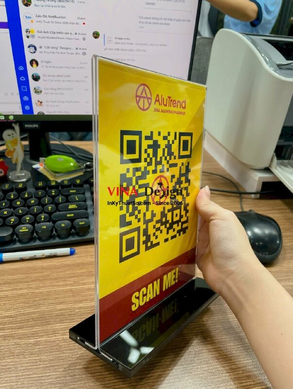 In bộ standee Mica để bàn khổ A5, gồm 1 tờ rơi thông tin Scan Me in 2 mặt, 1 chân đế Mica trong - INKTS2375