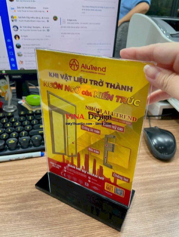 In bộ standee Mica để bàn khổ A5, gồm 1 tờ rơi thông tin Scan Me in 2 mặt, 1 chân đế Mica trong - INKTS2375