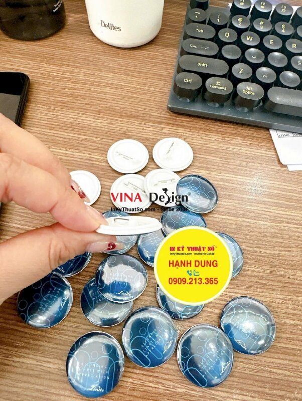 In huy hiệu đeo áo tròn đường kính 3cm, ghim cài áo mặt sau - INKTS2384