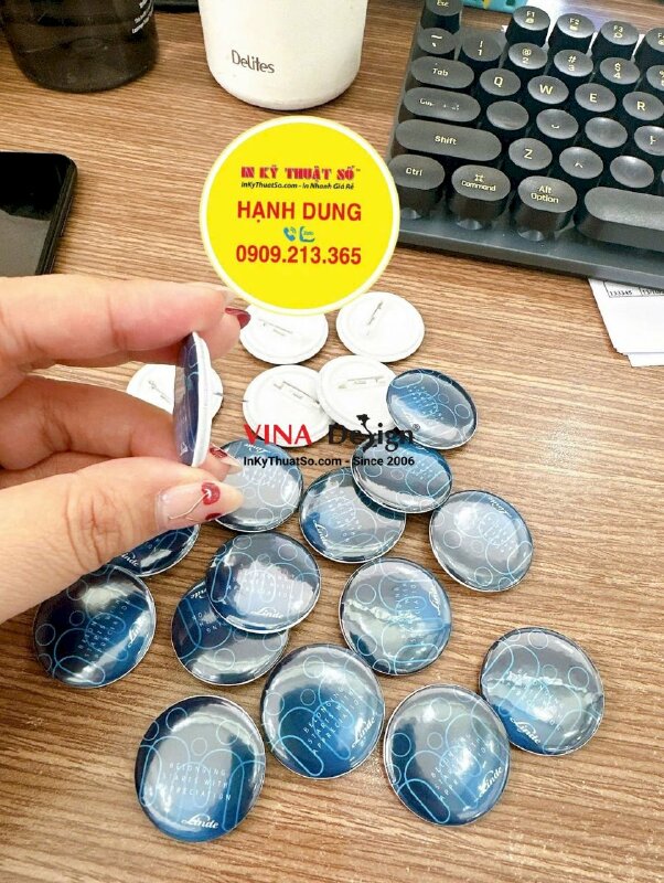 In huy hiệu đeo áo tròn đường kính 3cm, ghim cài áo mặt sau - INKTS2384