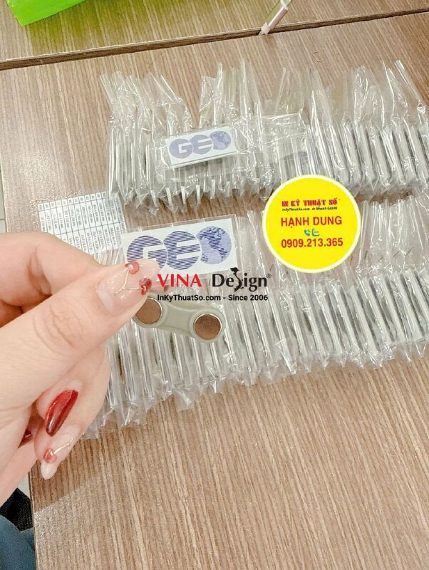 In huy hiệu Mica trong logo công ty, in UV ngược lót trắng theo file, viền cạnh trong suốt, gắn nam châm - INKTS2635