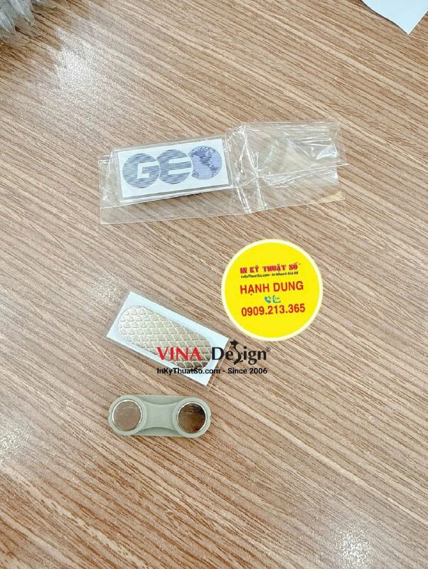 In huy hiệu Mica trong logo công ty, in UV ngược lót trắng theo file, viền cạnh trong suốt, gắn nam châm - INKTS2635