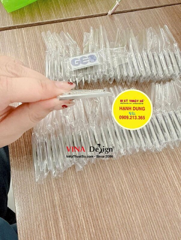 In huy hiệu Mica trong logo công ty, in UV ngược lót trắng theo file, viền cạnh trong suốt, gắn nam châm - INKTS2635