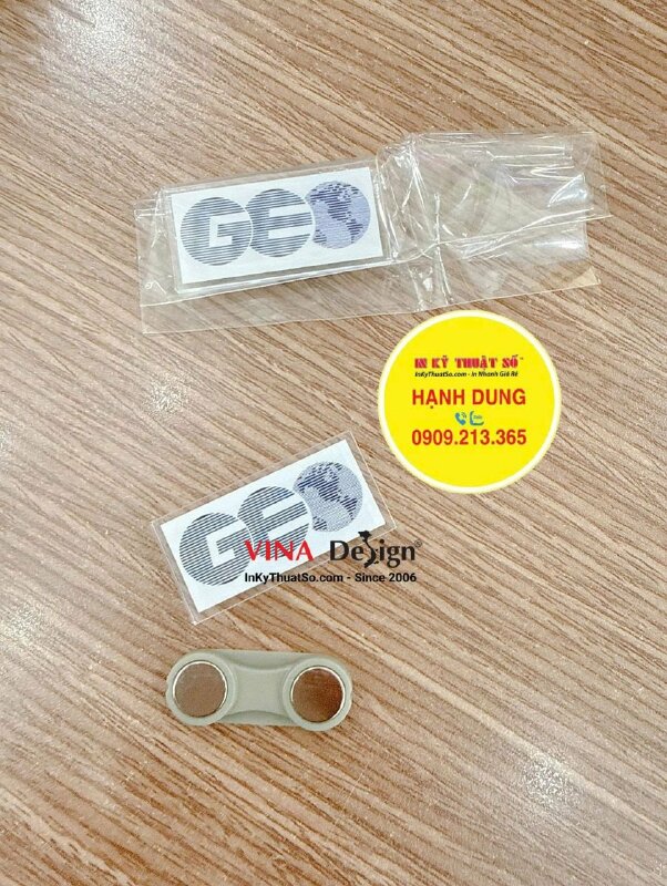 In huy hiệu Mica trong logo công ty, in UV ngược lót trắng theo file, viền cạnh trong suốt, gắn nam châm - INKTS2635