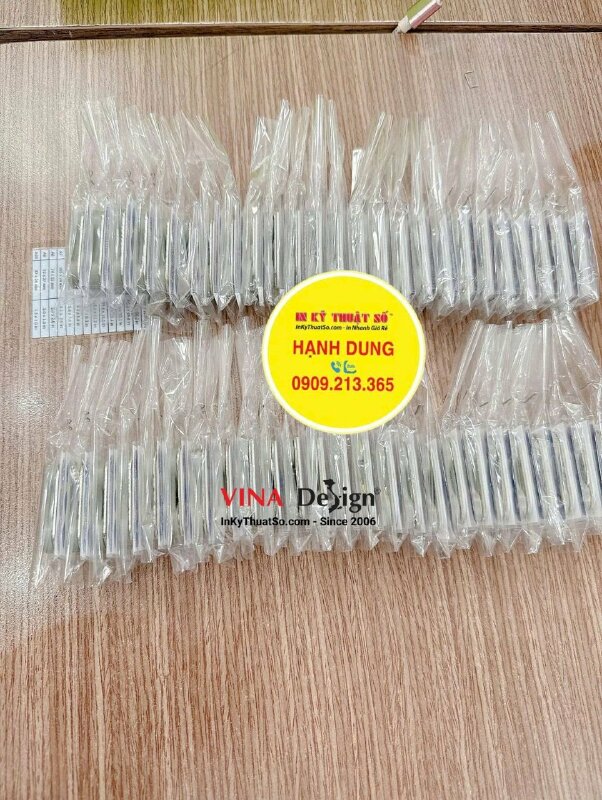 In huy hiệu Mica trong logo công ty, in UV ngược lót trắng theo file, viền cạnh trong suốt, gắn nam châm - INKTS2635