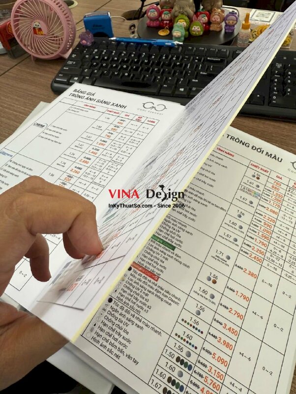 In menu bảng giá tròng kính, menu bìa bồi carton, gáy dán keo - INKTS2213