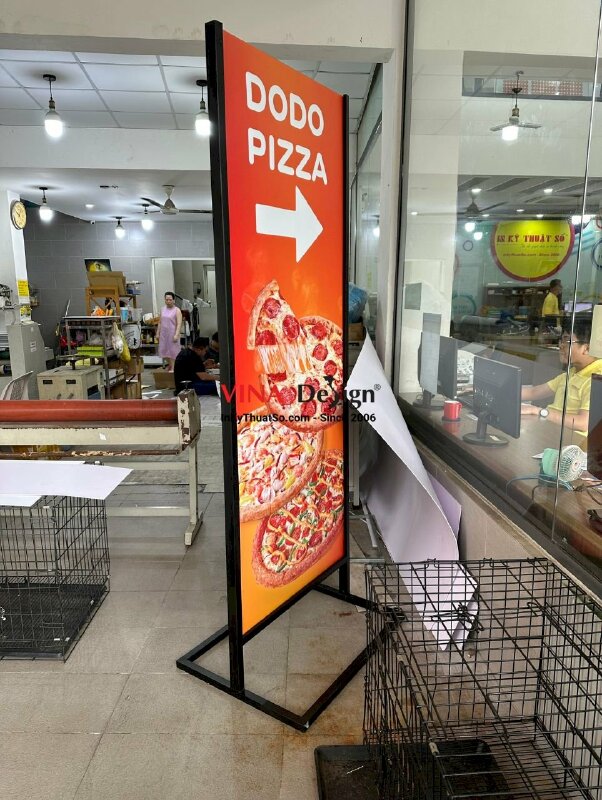 In standee quảng cáo tiệm pizza gắn chân standee khung sắt ngoài trời - INKTS415