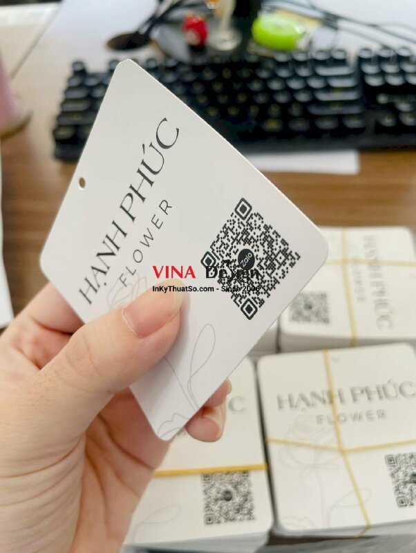 In tag treo cửa hàng hoa tươi, thông tin dịch vụ, địa chỉ, có mã QRcode Zalo - INKTS2369
