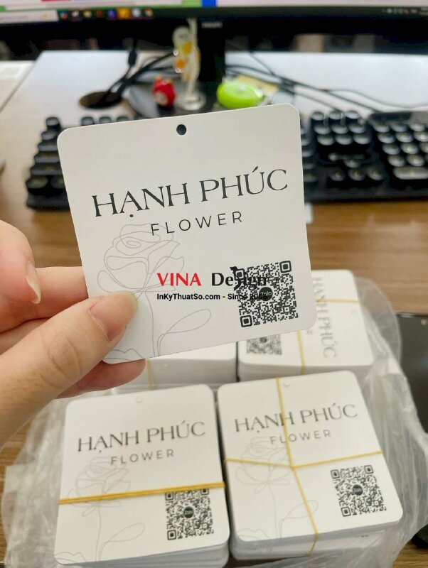 In tag treo cửa hàng hoa tươi, thông tin dịch vụ, địa chỉ, có mã QRcode Zalo - INKTS2369