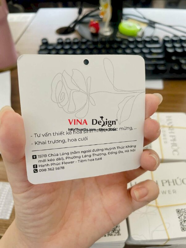 In tag treo cửa hàng hoa tươi, thông tin dịch vụ, địa chỉ, có mã QRcode Zalo - INKTS2369