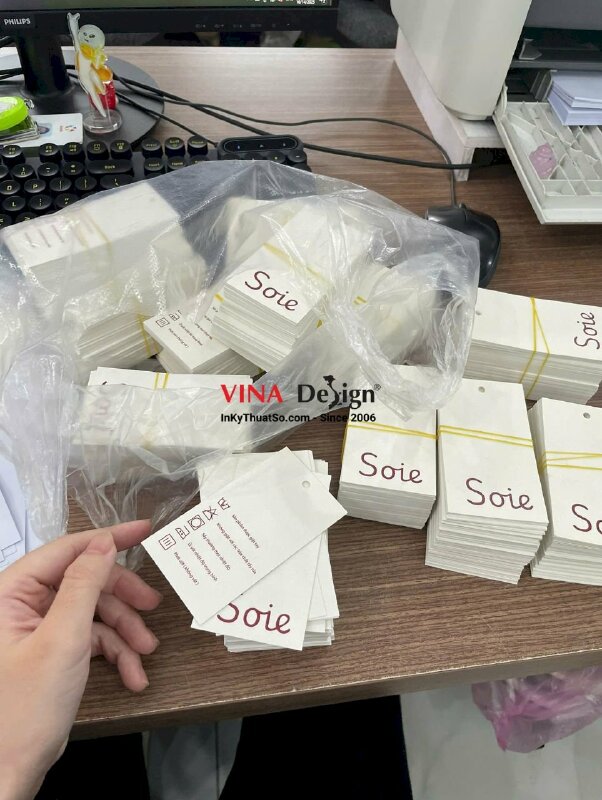 In tag treo quần áo giấy mỹ thuật vân mây, in 2 mặt, bấm lỗ tròn - INKTS2371