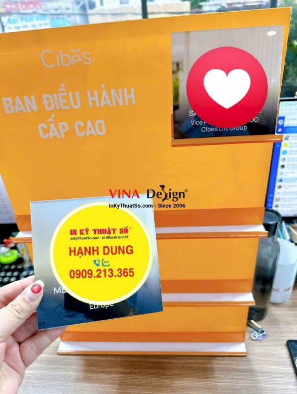 Standee Mica kệ trưng bày làm bảng thông tin giới thiệu Ban điều hành cấp cao - INKTS2378