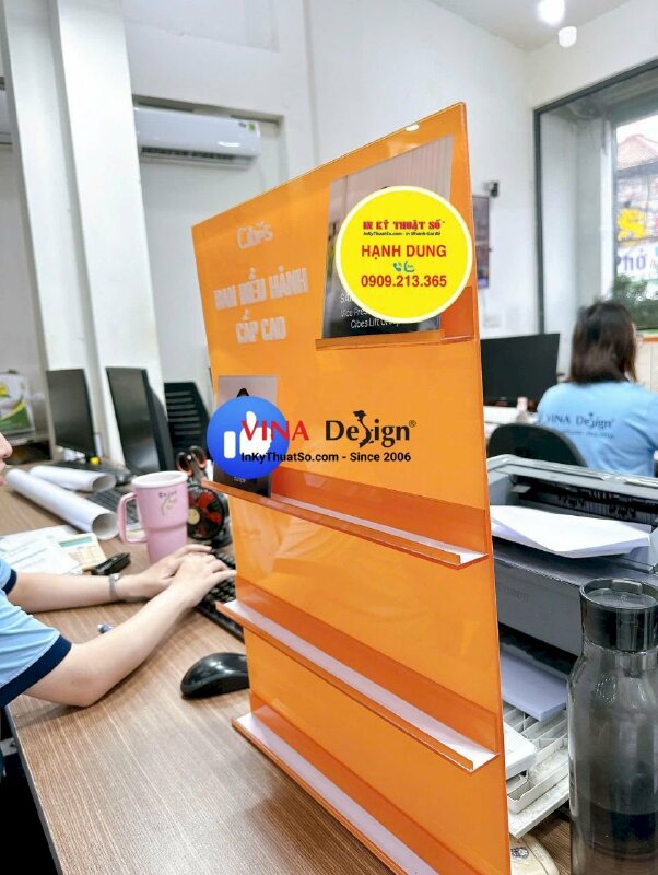 Standee Mica kệ trưng bày làm bảng thông tin giới thiệu Ban điều hành cấp cao - INKTS2378