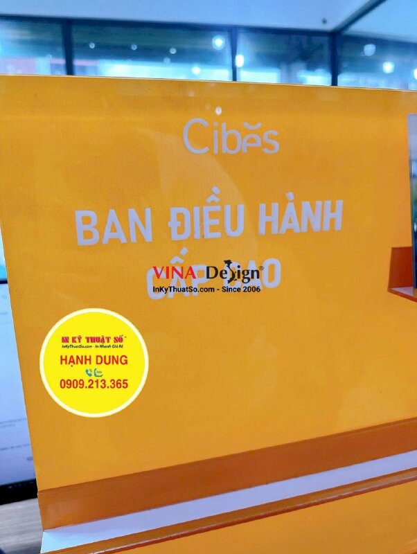 Standee Mica kệ trưng bày làm bảng thông tin giới thiệu Ban điều hành cấp cao - INKTS2378