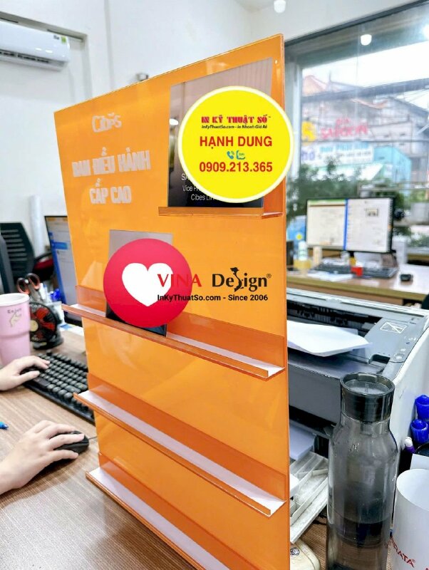 Standee Mica kệ trưng bày làm bảng thông tin giới thiệu Ban điều hành cấp cao - INKTS2378