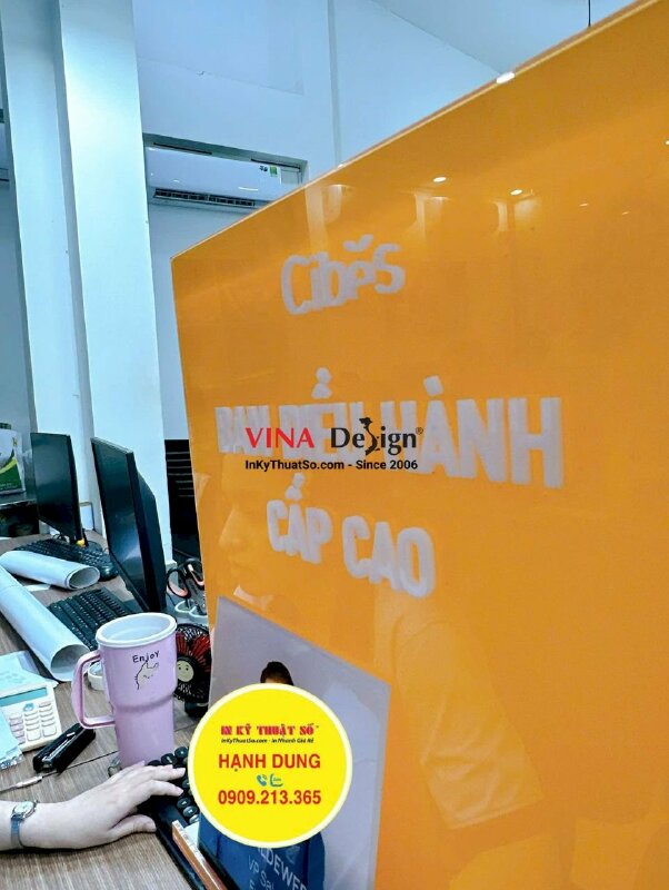 Standee Mica kệ trưng bày làm bảng thông tin giới thiệu Ban điều hành cấp cao - INKTS2378