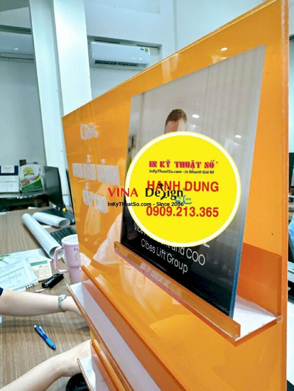 Standee Mica kệ trưng bày làm bảng thông tin giới thiệu Ban điều hành cấp cao - INKTS2378