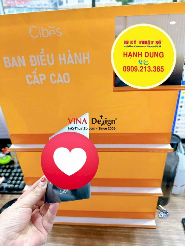 Standee Mica kệ trưng bày làm bảng thông tin giới thiệu Ban điều hành cấp cao - INKTS2378