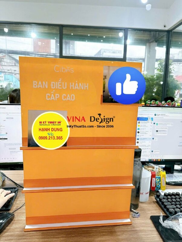 Standee Mica kệ trưng bày làm bảng thông tin giới thiệu Ban điều hành cấp cao - INKTS2378