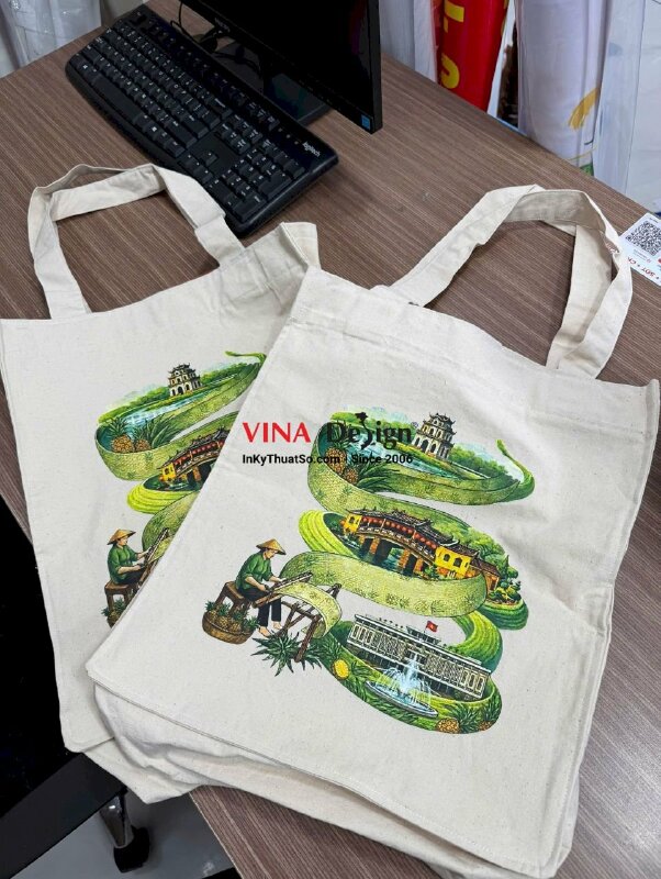 In ảnh lên túi tote, in Pet nhiệt ép túi canvas đeo vai, khách hàng mang túi đến xưởng in ép trực tiếp - INKTS2747