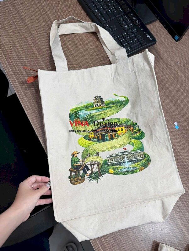In ảnh lên túi tote, in Pet nhiệt ép túi canvas đeo vai, khách hàng mang túi đến xưởng in ép trực tiếp - INKTS2747
