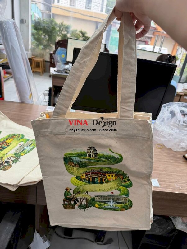 In ảnh lên túi tote, in Pet nhiệt ép túi canvas đeo vai, khách hàng mang túi đến xưởng in ép trực tiếp - INKTS2747