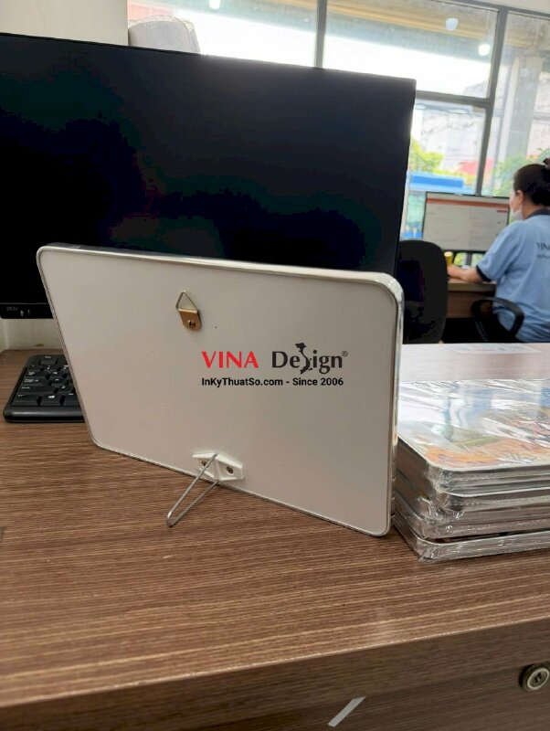 In ảnh tráng gương để bàn kỷ niệm chuyến du lịch, phủ bóng, bọc viền inox bạc, gắn chân dựng phía sau - INKTS2748